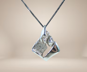 Finse akt alpo tammi koru brutalist zilveren hanger ketting beige achtergrond 3