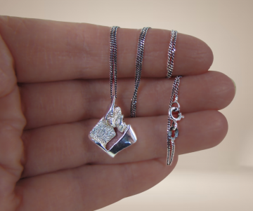 Finse akt alpo tammi koru brutalist zilveren hanger ketting beige achtergrond 4