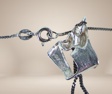 Finse akt alpo tammi koru brutalist zilveren hanger ketting beige achtergrond 5