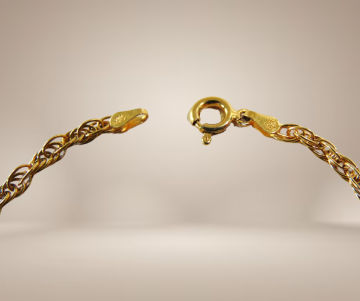 Gedraaide 925 verguld zilveren vermeil schakel armband beige achtergrond 1