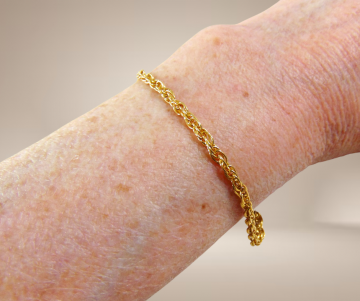 Gedraaide 925 verguld zilveren vermeil schakel armband beige achtergrond 3