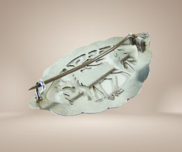 Gegraveerde zweeds zilveren rendier broche langwerpig beige achtergrond 1