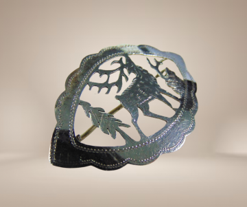 Gegraveerde zweeds zilveren rendier broche langwerpig beige achtergrond 2