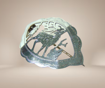 Gegraveerde zweeds zilveren rendier broche langwerpig beige achtergrond 3