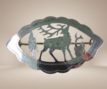 Gegraveerde zweeds zilveren rendier broche langwerpig beige achtergrond 4