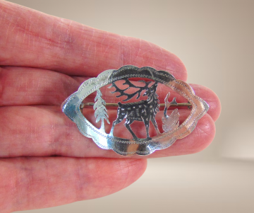 Gegraveerde zweeds zilveren rendier broche langwerpig beige achtergrond 5