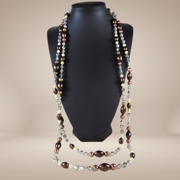 Germany lange dubbele bruine faux parel aurora borealis ketting beige achtergrond 1