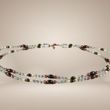 Germany lange dubbele bruine faux parel aurora borealis ketting beige achtergrond 3