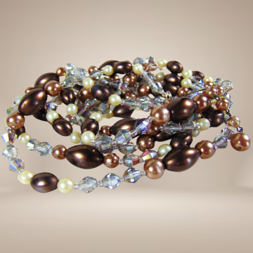 Germany lange dubbele bruine faux parel aurora borealis ketting beige achtergrond 5