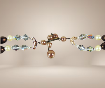 Germany lange dubbele bruine faux parel aurora borealis ketting beige achtergrond 6