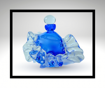 Gill 99 blauw  sierlijk helder kristal parfum fles lijst grijze achtergrond 4
