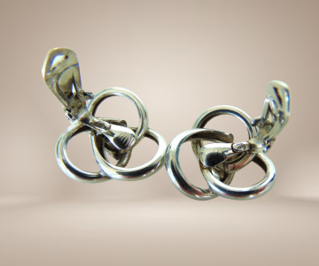 Gladde zware zilveren knoop oorbellen clips beige achtergrond 2