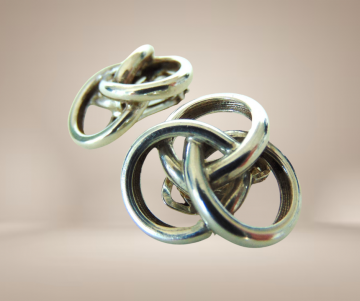 Gladde zware zilveren knoop oorbellen clips beige achtergrond 3