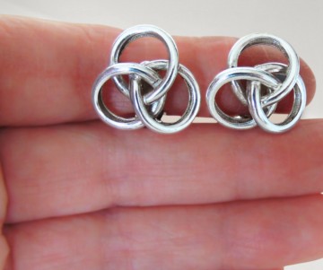Gladde zware zilveren knoop oorbellen clips pr achtergrond 2
