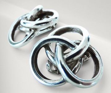 Gladde zware zilveren knoop oorbellen clips pr achtergrond 4