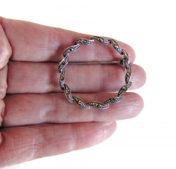 Golvende cirkel zilveren broche markasiet 1