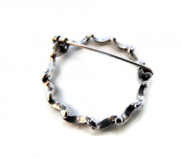 Golvende cirkel zilveren broche markasiet 5