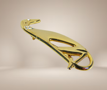 Gouden hazewindhond broche beige achtergrond 1