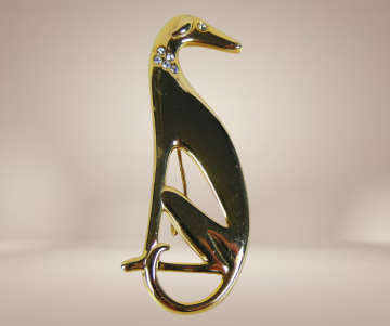 Gouden hazewindhond broche beige achtergrond 3