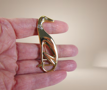 Gouden hazewindhond broche beige achtergrond 4