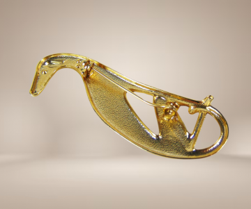 Gouden hazewindhond broche beige achtergrond