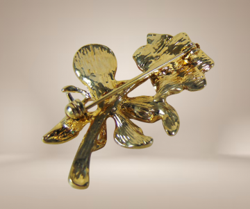 Goudkleur bloem broche grote faux parel strass beige achtergrond