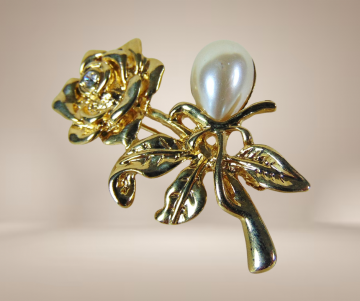 Goudkleur bloem broche grote faux parel strass beige achtergrond 1