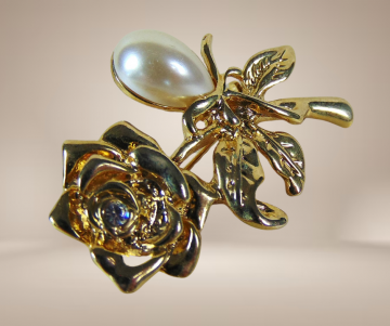 Goudkleur bloem broche grote faux parel strass beige achtergrond 2