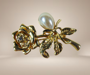 Goudkleur bloem broche grote faux parel strass beige achtergrond 3