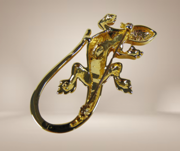 Goudkleur hagedis lizard strass broche  beige achtergrond