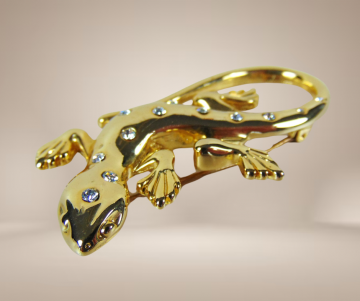Goudkleur hagedis lizard strass broche  beige achtergrond 1