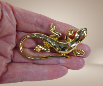 Goudkleur hagedis lizard strass broche  beige achtergrond 2