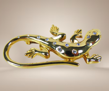 Goudkleur hagedis lizard strass broche  beige achtergrond 3