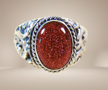 Goudsteen grote zilveren gehamerde ring beige achtergrond