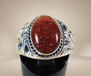 Goudsteen grote zilveren gehamerde ring beige achtergrond 1