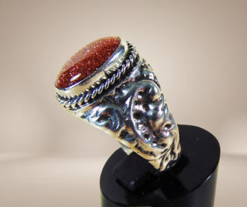 Goudsteen grote zilveren gehamerde ring beige achtergrond 3