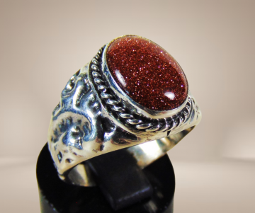 Goudsteen grote zilveren gehamerde ring beige achtergrond 5