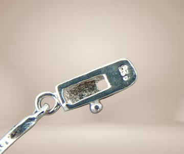 Granaat zilveren staafjes tennis  armband beige achtergrond 1