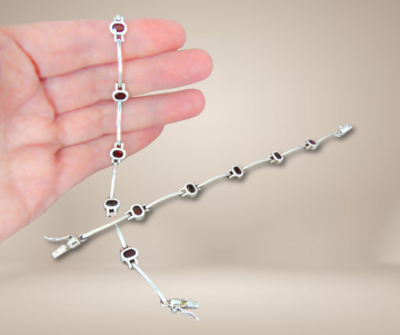 Granaat zilveren staafjes tennis  armband beige achtergrond 2