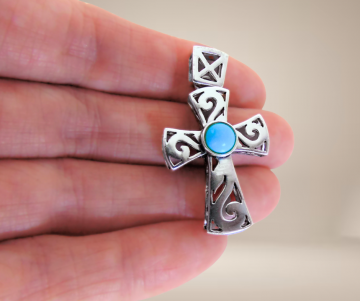 Groot zilver filigraan swirl kruis turquoise hanger beige achtergrond 2