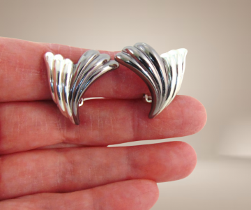 Grosse metal waaier oorbellen bicolor zilver beige achtergrond