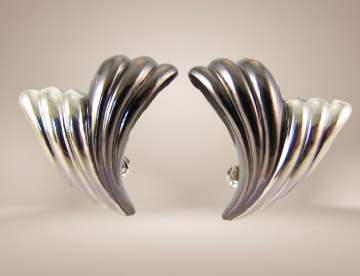 Grosse metal waaier oorbellen bicolor zilver beige achtergrond 1