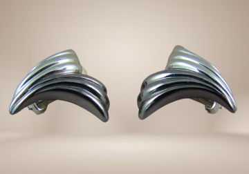 Grosse metal waaier oorbellen bicolor zilver beige achtergrond 2