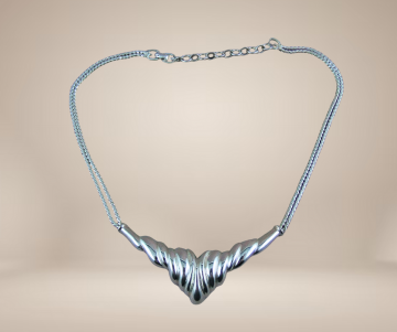 Grosse punt ketting zilver beige achtergrond 2