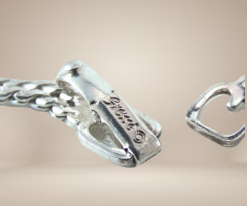 Grosse punt ketting zilver merk beige achtergrond 7