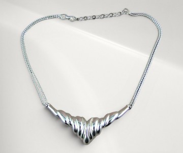 Grosse punt ketting zilver merk rozen achtergrond  2