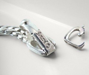 Grosse punt ketting zilver merk rozen achtergrond 1
