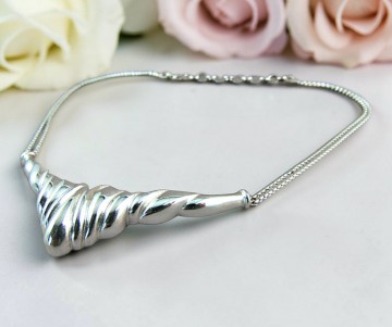 Grosse punt ketting zilver rozen achtergrond
