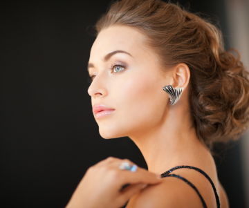 Grosse zilveren clip oorbellen waaier op dame