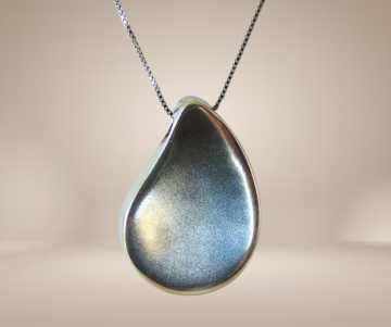 Grote 925 zilver strakke druppel 3d hanger ketting beige achtergrond